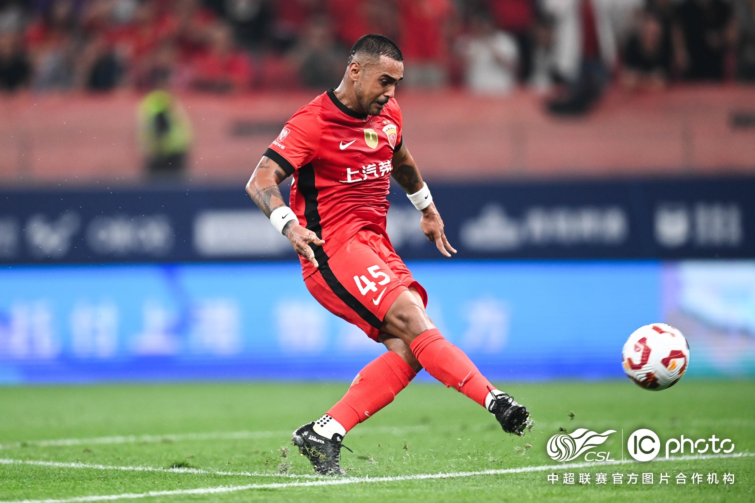 LOL联盟下注 -中超窗口期走向成谜，上海海港远射贴柱，悬念犹存，资深球员宣示担当 